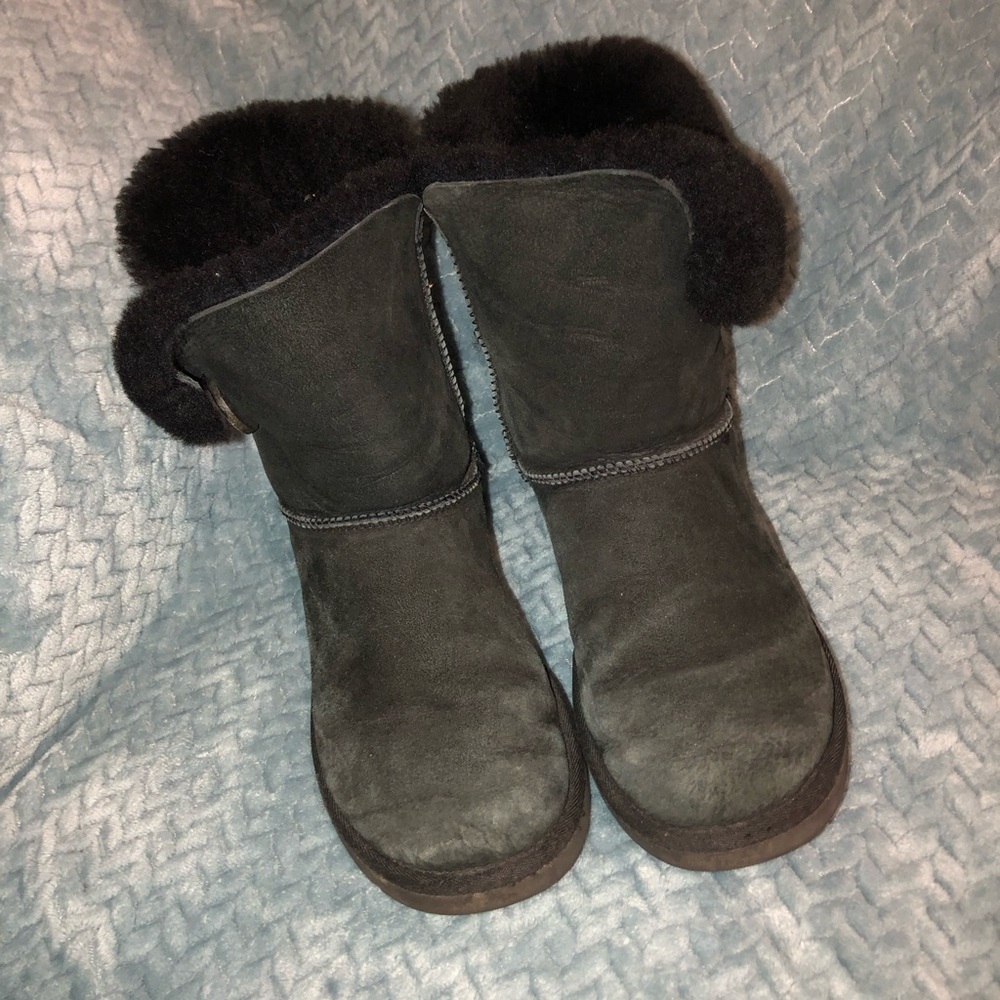 UGG - Bailey Button size 7